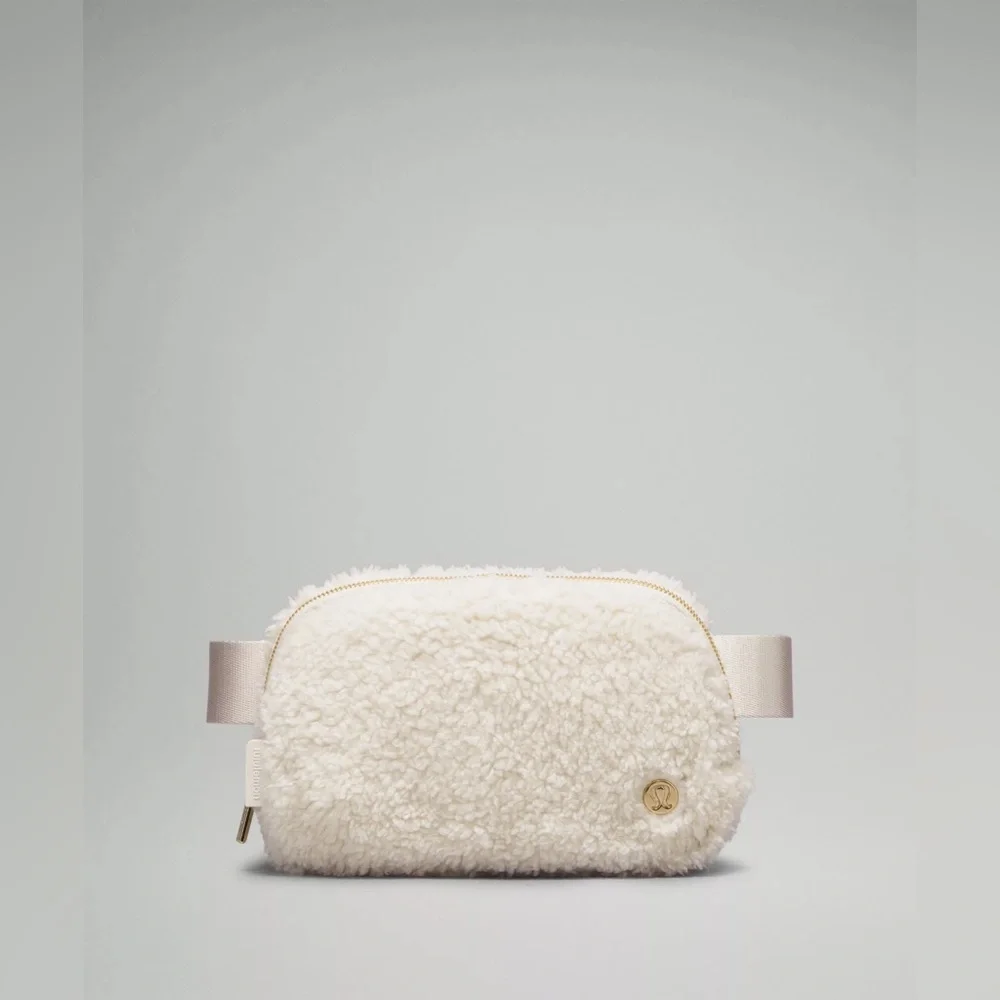 🆕✨ Lululemon Everywhere Belt Bag Fleece White Opal Gold